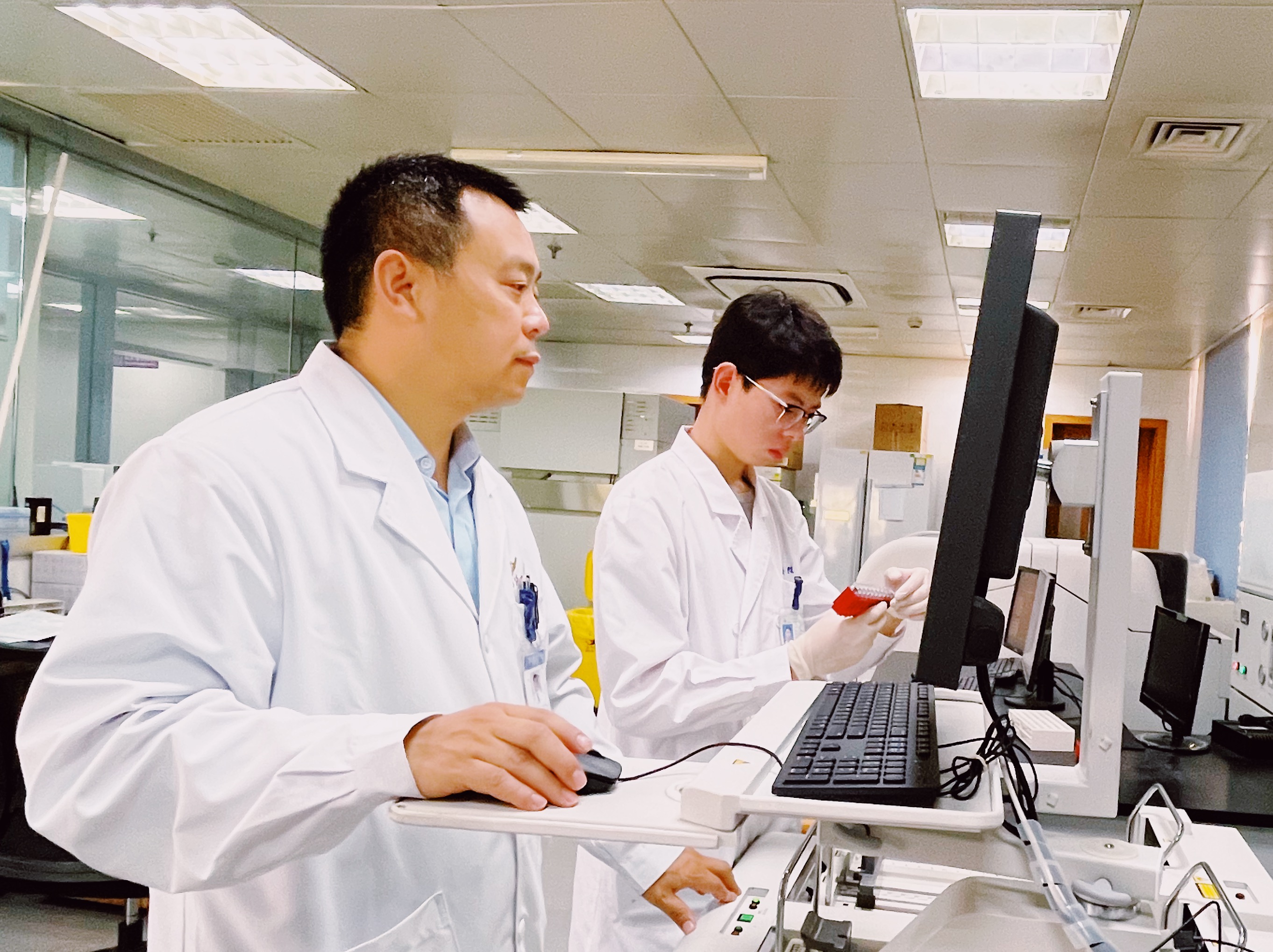 李冬教授指导学生检测样本.jpg
