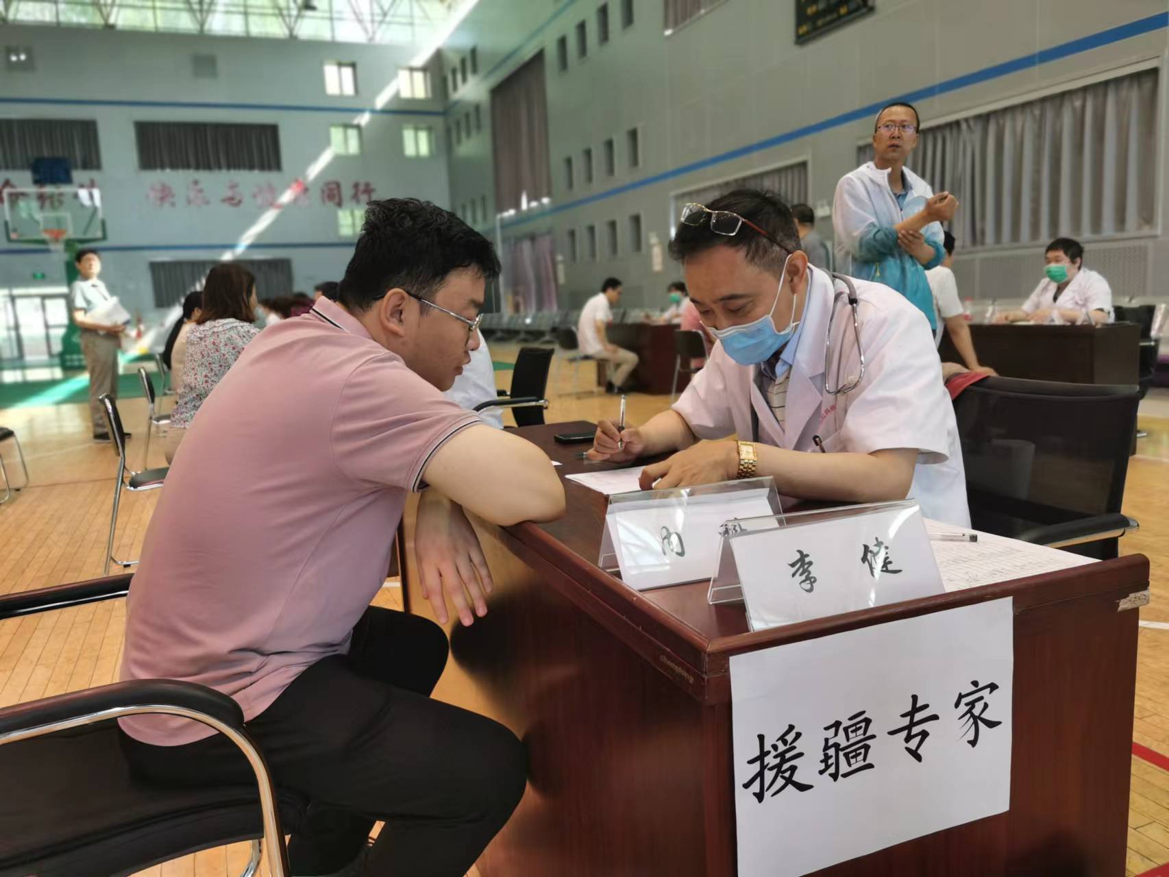 李健援助新疆克拉玛依，为油田职工义诊.jpg